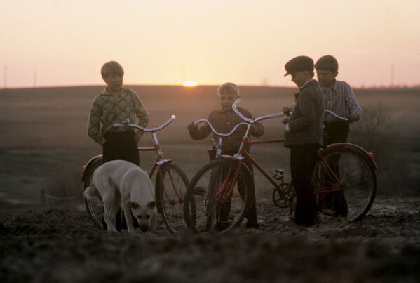 Юные жители поселка Николо-Шанга с велосипедами. Костромская область, 1979 год. - Sputnik Беларусь