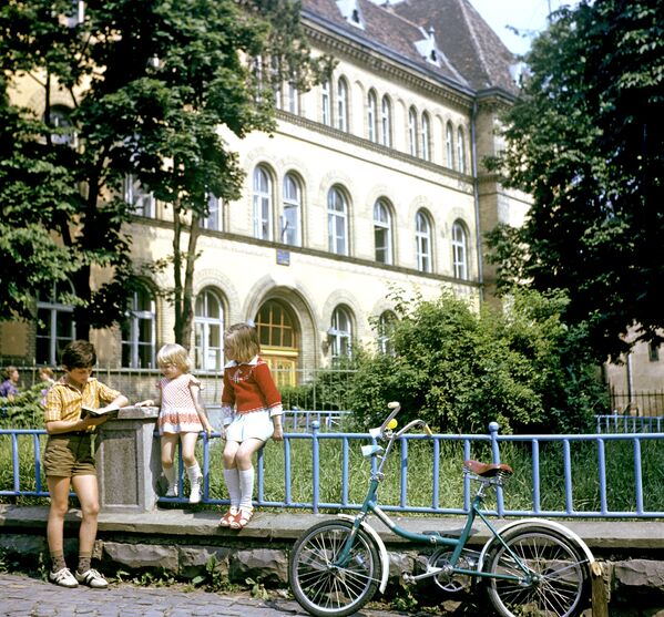 Дзеці на адной з вуліц Ужгарада, Украіна 1979 год. Дзеці на адной з вуліц Ужгарада, Украіна 1979 год. - Sputnik Беларусь