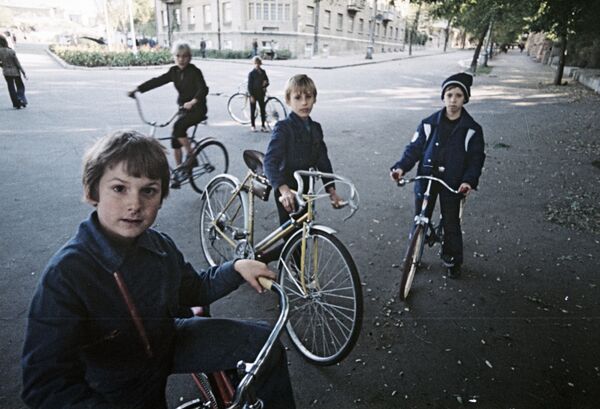 Одесские мальчики катаются на велосипедах на одной из улиц города, 1978-й. - Sputnik Беларусь