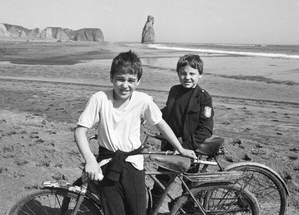 Дети с острова Кунашир во время школьных каникул. Сахалинская область, 1984 год.  - Sputnik Беларусь