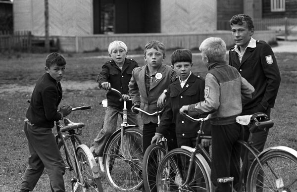 Мальчики села Усть-Цильмы с велосипедами. Республика Коми, 1985 год.  - Sputnik Беларусь