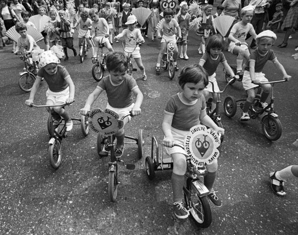 Дети едут на трехколесных велосипедах во время праздника День велосипедистов в Шауляе, Литва, 1983 год. - Sputnik Беларусь