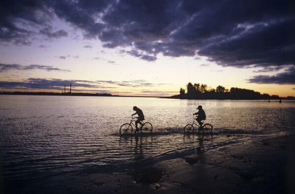 Вечерняя прогулка на велосипедах по берегу Волги близ Городца, 1990 год. - Sputnik Беларусь