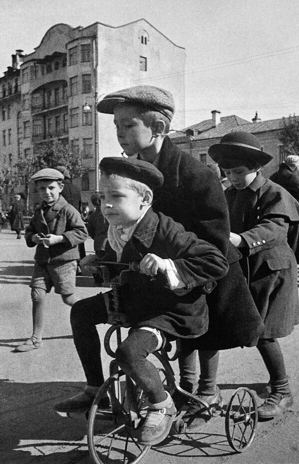 Дзіцячая пляцоўка на Цвярскім бульвары, 1945 год. - Sputnik Беларусь