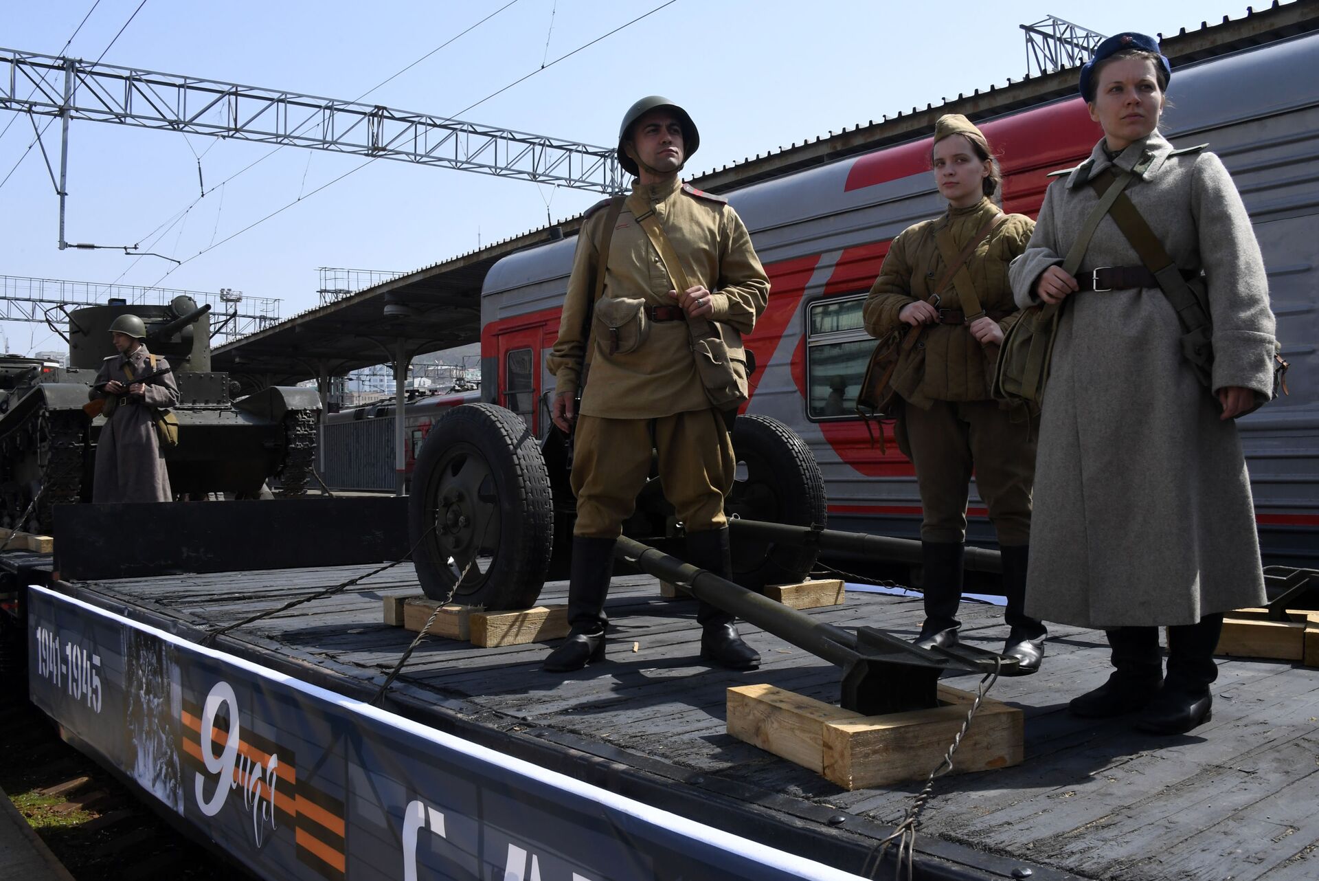 Участники исторической реконструкции в форме времен Великой Отечественной войны во время прибытия поезда  - Sputnik Беларусь, 1920, 29.06.2021