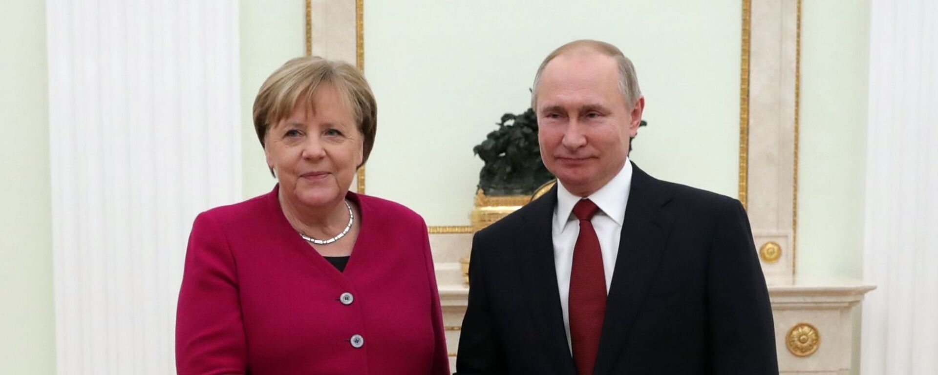Президент РФ Владимир Путин и федеральный канцлер Германии Ангела Меркель - Sputnik Беларусь, 1920, 05.06.2021