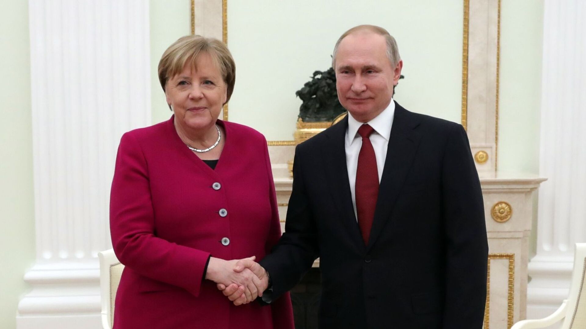 Президент РФ Владимир Путин и федеральный канцлер Германии Ангела Меркель - Sputnik Беларусь, 1920, 05.06.2021