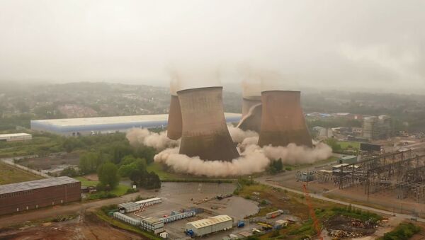 Видеофакт: четыре гигантские башни ТЭЦ взорвали в Англии  - Sputnik Беларусь