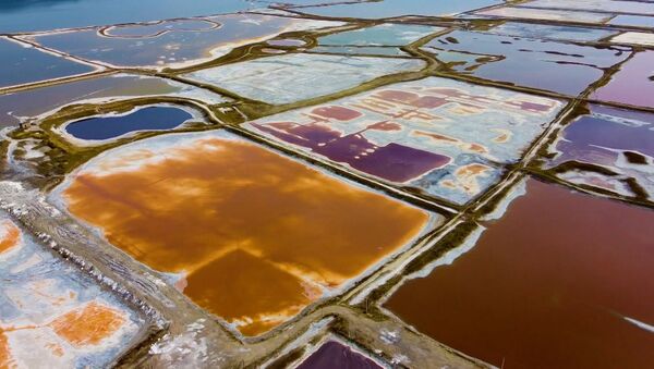 Завораживающее явление: цветные соляные озера в Китае – видео  - Sputnik Беларусь