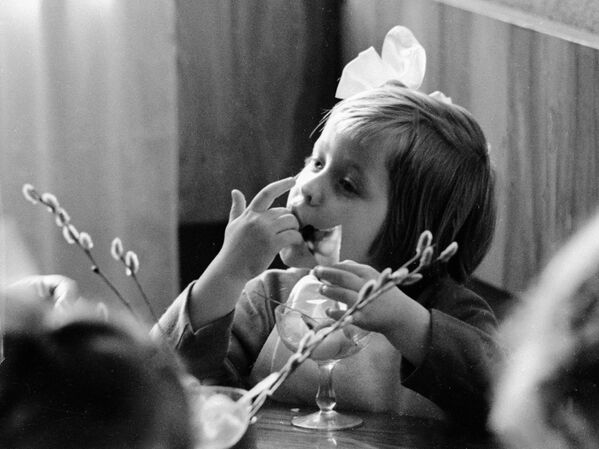 Девочка ест мороженое в вильнюсском кафе, 1967 год. - Sputnik Беларусь