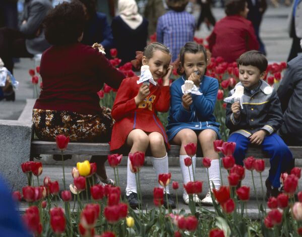 В городском сквере Запорожья. Украина, 1979-й год. В городском сквере Запорожья. Украина, 1979-й год. - Sputnik Беларусь