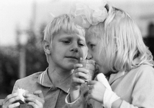 Дети едят мороженое. Нижний Новгород, 1974 год. - Sputnik Беларусь