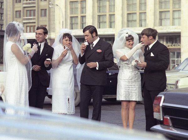 Эскимо для новобрачных. Москва, 1972 год. Эскимо для новобрачных. Москва, 1972 год. - Sputnik Беларусь