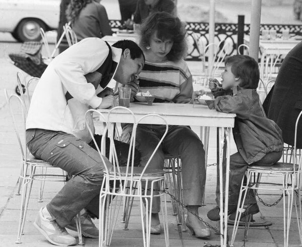 Молодая семья с ребенком в кафе-мороженое в Казани, 1987-й. - Sputnik Беларусь