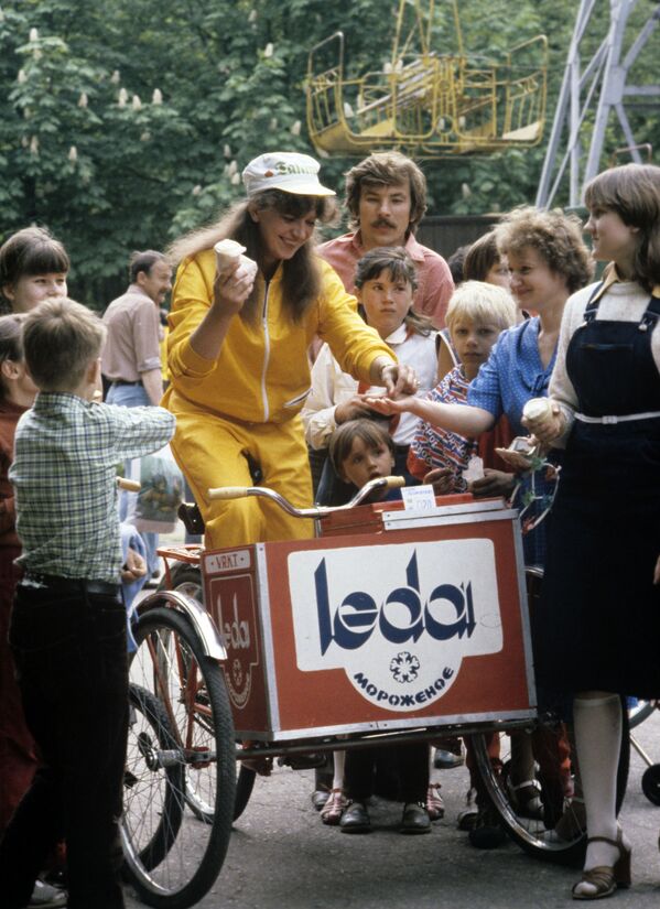 Продажа мороженого во время Дня велосипедистов в литовском городе Шауляе, 1983 год. - Sputnik Беларусь