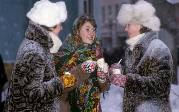 Девушки едят мороженое в Москве в мороз. 1986 год. - Sputnik Беларусь