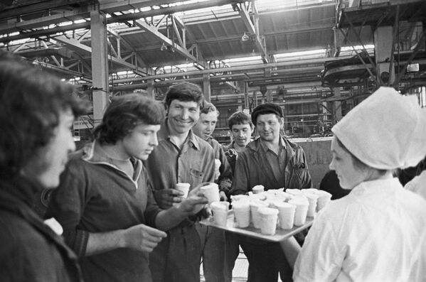 Мороженое для рабочих Таганрогского комбайнового завода, 1972 год. - Sputnik Беларусь