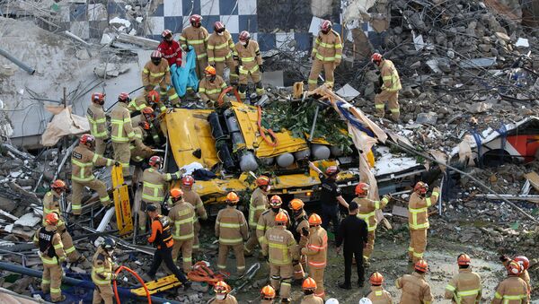 Южнокорейские пожарные ищут пассажиров автобуса, застрявшего под обломками разрушенного здания в Кванджу - Sputnik Беларусь