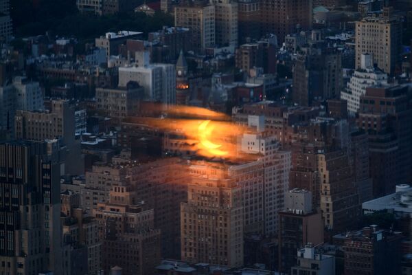 Солнце отражается на стеклянной панели со смотровой площадки Edge в Нью-Йорке. - Sputnik Беларусь
