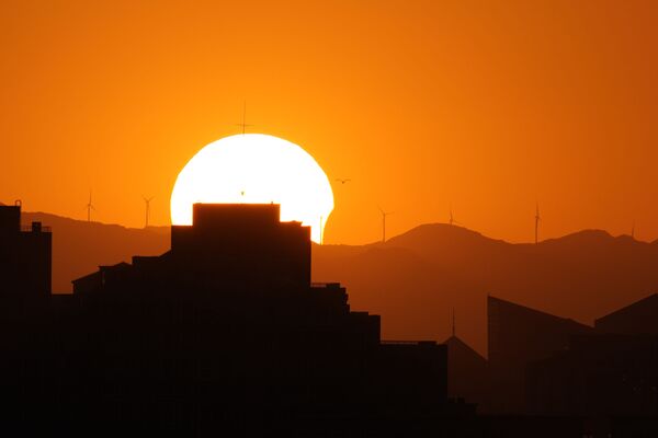 Так выглядело частичное солнечное затмение в Пекине. - Sputnik Беларусь