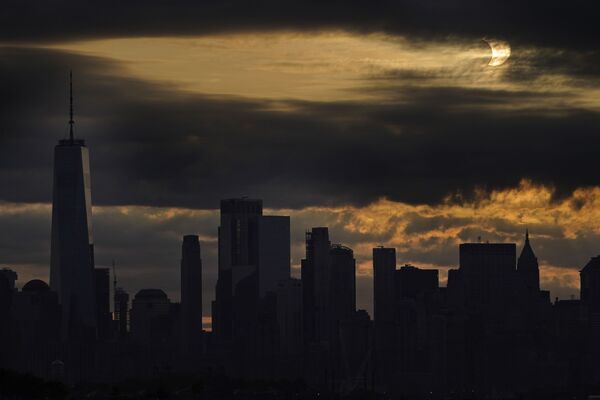 Затмение над нижним Манхэттеном в Нью-Йорке. - Sputnik Беларусь