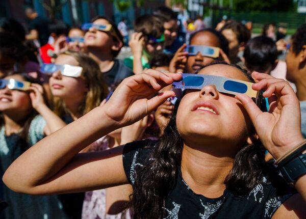 Ученики в защитных очках наблюдают за частичным солнечным затмением в Схидаме, Нидерланды. - Sputnik Беларусь