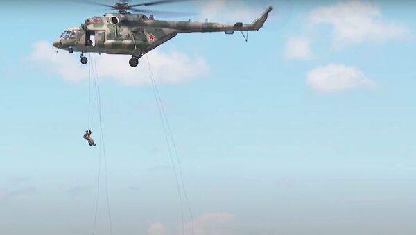 Белорусский спецназ десантируется с вертолета без парашютов – видео - Sputnik Беларусь