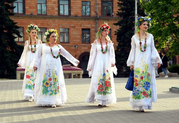 Участницы праздничного концерта репетируют перед выходом на сцену. - Sputnik Беларусь