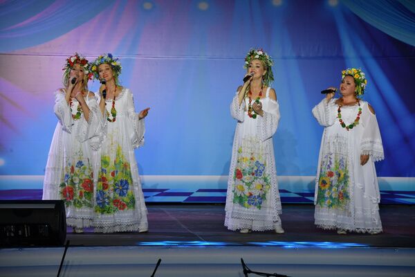 Пришедшие на концерт минчане говорили, что любят и восхищаются российскими артистами. - Sputnik Беларусь