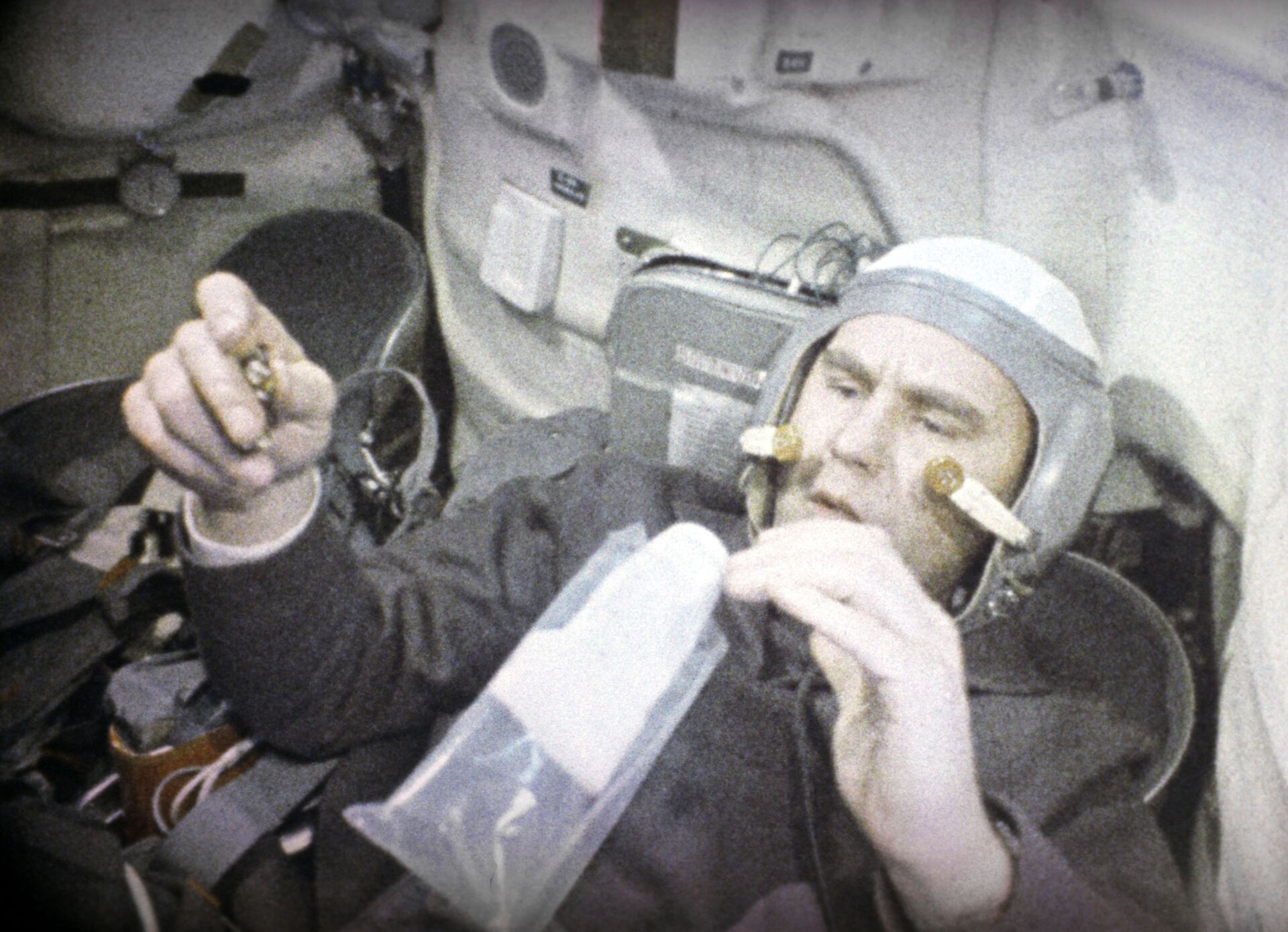 Кадр из документального фильма Встреча на орбите о первом групповом космическом полете космических кораблей Союз-4 и Союз-5 - Sputnik Беларусь, 1920, 29.06.2021