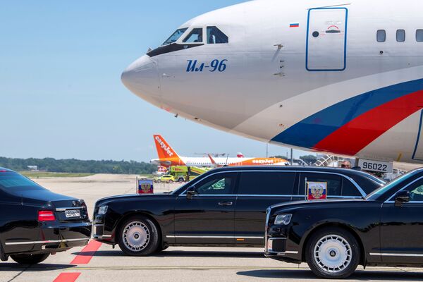 Лимузин с президентом России Владимиром Путиным покидает аэропорт перед саммитом США и России в женевском аэропорту Куантрен, Швейцария. - Sputnik Беларусь