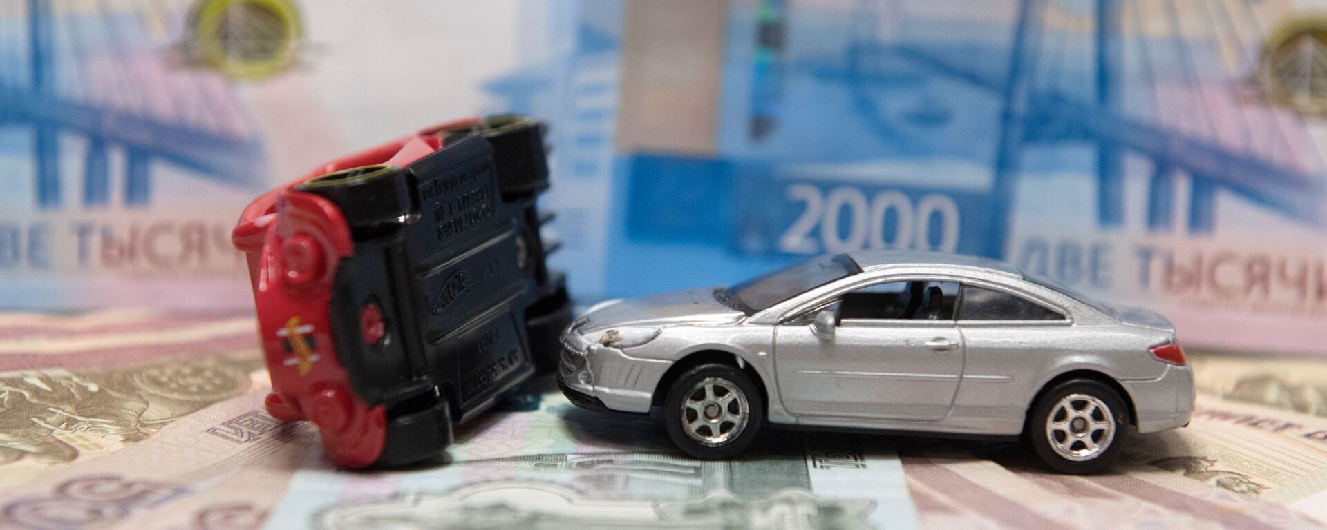 Цацачныя аўтамабілі на фоне расійскіх грошай - Sputnik Беларусь, 1920, 21.10.2025