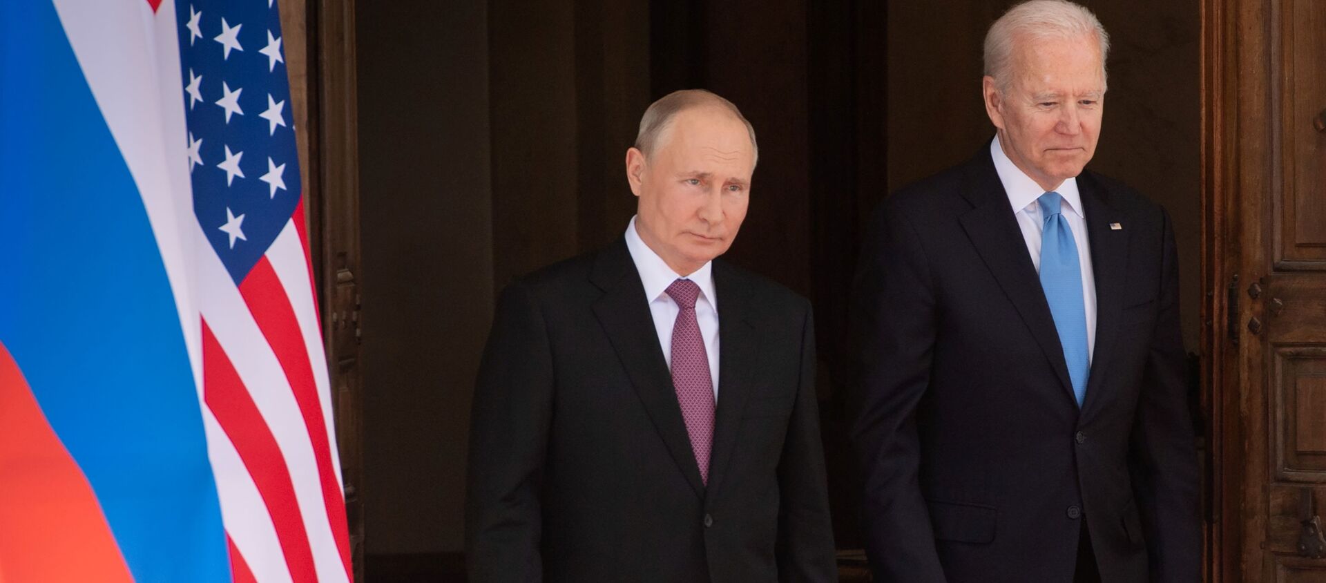 Президент РФ Владимир Путин и президент США Джо Байден во время встречи в Женеве на вилле Ла Гранж - Sputnik Беларусь, 1920, 17.06.2021
