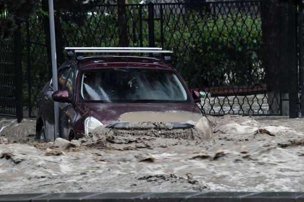 Автомобиль на одной из улиц Ялты. В Крыму прошли сильные дожди, вызвавшие подтопления.  - Sputnik Беларусь