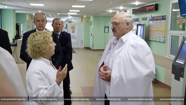 Президент Беларуси Александр Лукашенко посещает 2-ю детскую больницу в Минске - Sputnik Беларусь