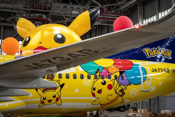 Компания Pokémon представила новую ливрею для самолета японской бюджетной авиакомпанией Skymark Airlines, на которой изображен самый узнаваемый в мире и популярный покемон Пикачу.  - Sputnik Беларусь