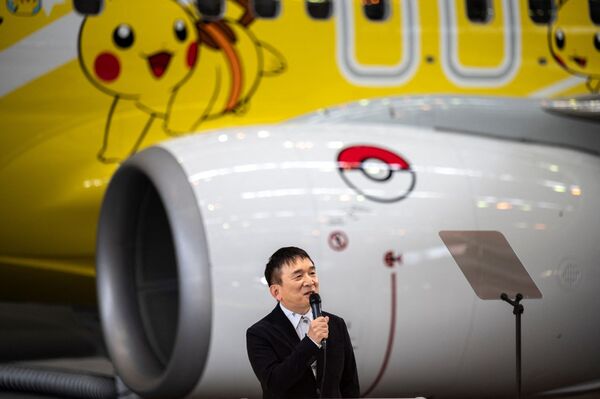 Цунэкадзу Исихара, президент компании Pokemon Company, выступает во время презентации новой ливреи в стиле покемонов самолета Boeing 737-800 Skymark Airlines в международном аэропорту Ханэда в Токио 21 июня 2021 года. - Sputnik Беларусь