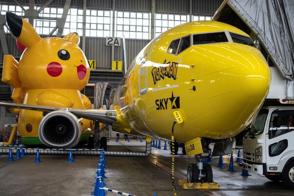Первый самолет Pikachu Jet сегодня вылетел из токийского аэропорта Ханэда и направился в аэропорт Наха в префектуре Окинава в Японии. Компания Pokémon заявляет, что у нее есть возможности для аналогичного сотрудничества и с неяпонскими авиакомпаниями, включая базирующуюся в Сингапуре бюджетную авиакомпанию Scoot. - Sputnik Беларусь