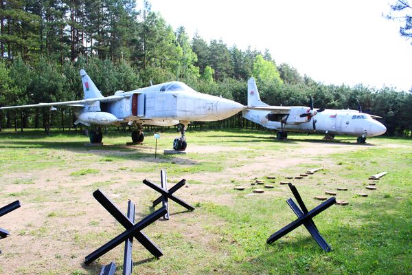 На пярэднім плане - самалёт Су-24МР 1988 года. - Sputnik Беларусь