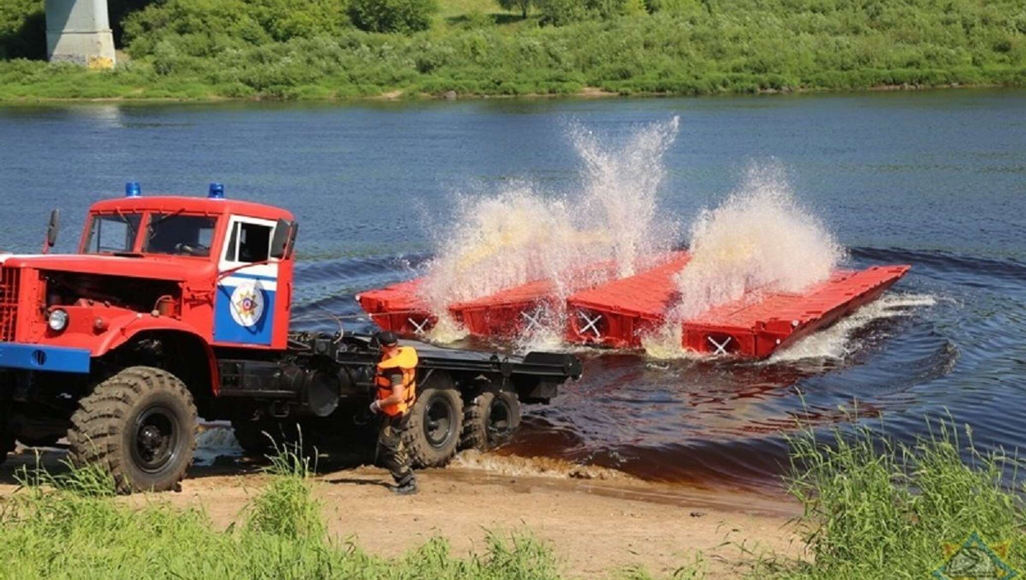 В Новополоцке возвели понтонный мост – видео - 22.06.2021, Sputnik Беларусь