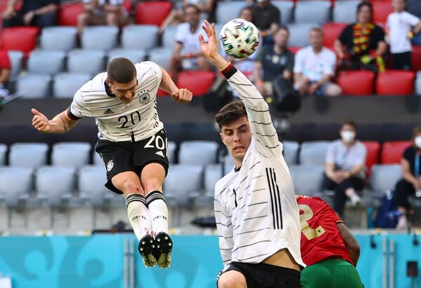 Робин Госенс (слева) из Германии забивает свой четвертый гол в матче с Португалией на футбольной арене в Мюнхене. - Sputnik Беларусь