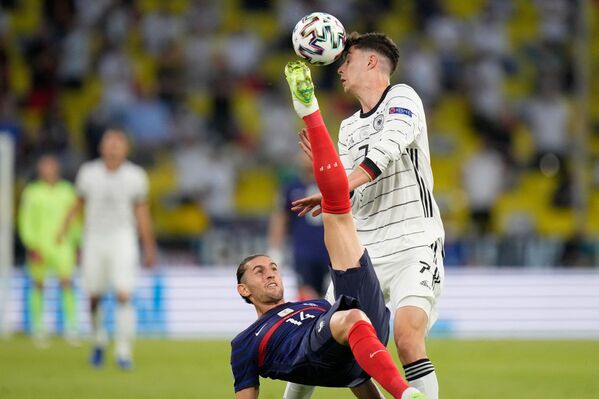 Нападающий Германии Кай Хаверц (справа) соперничает за мяч с полузащитником Франции Адрианом Рабьо во время футбольного матча ЕВРО-2020. - Sputnik Беларусь