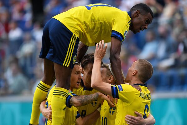 Игроки сборной Швеции радуются забитому голу в матче против Польши. - Sputnik Беларусь