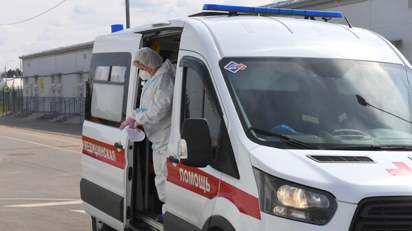 Медыцынскі работнік выходзіць з салона хуткай медыцынскай дапамогі - Sputnik Беларусь