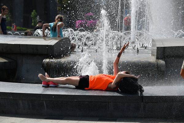 Вынести такую жару в городе можно лишь у фонтана, особенно, если не нужно в офис. - Sputnik Беларусь