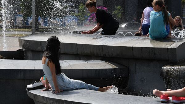 Дети спасаются от жары в фонтанах - Sputnik Беларусь