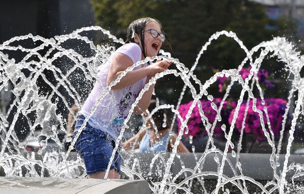 Дети спасаются от жары в фонтанах города. - Sputnik Беларусь