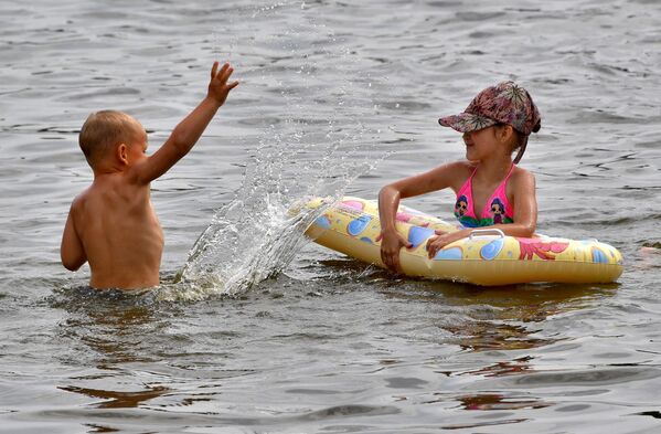 Для детей это лучшее развлечение - из воды их не вытащить. - Sputnik Беларусь