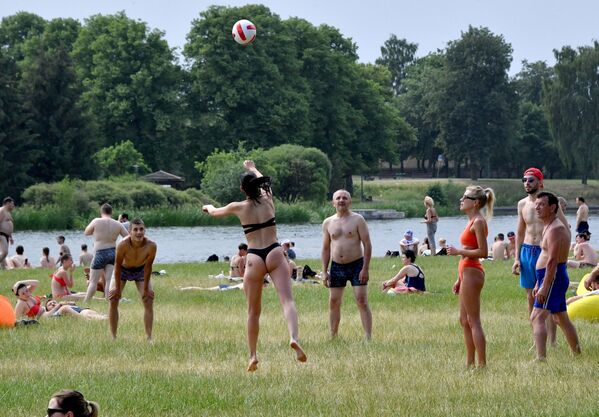 Здесь с удовольствием играют в спортивные игры - все-таки у воды прохладнее. - Sputnik Беларусь