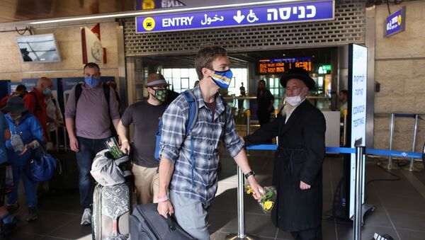 Туристы в аэропорту в Израиле - Sputnik Беларусь